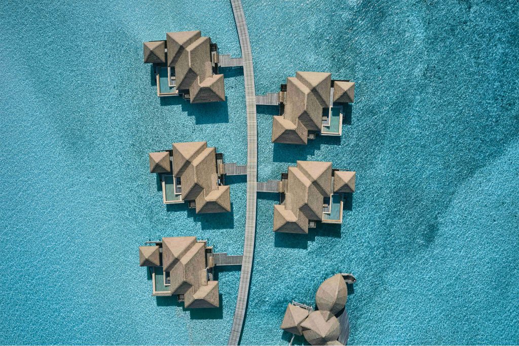 como-maalifushi-atoll-de-thaa-aux-maldives-sejour-de-luxe-en-famille-_0001_Aerial_Water Villas (2)