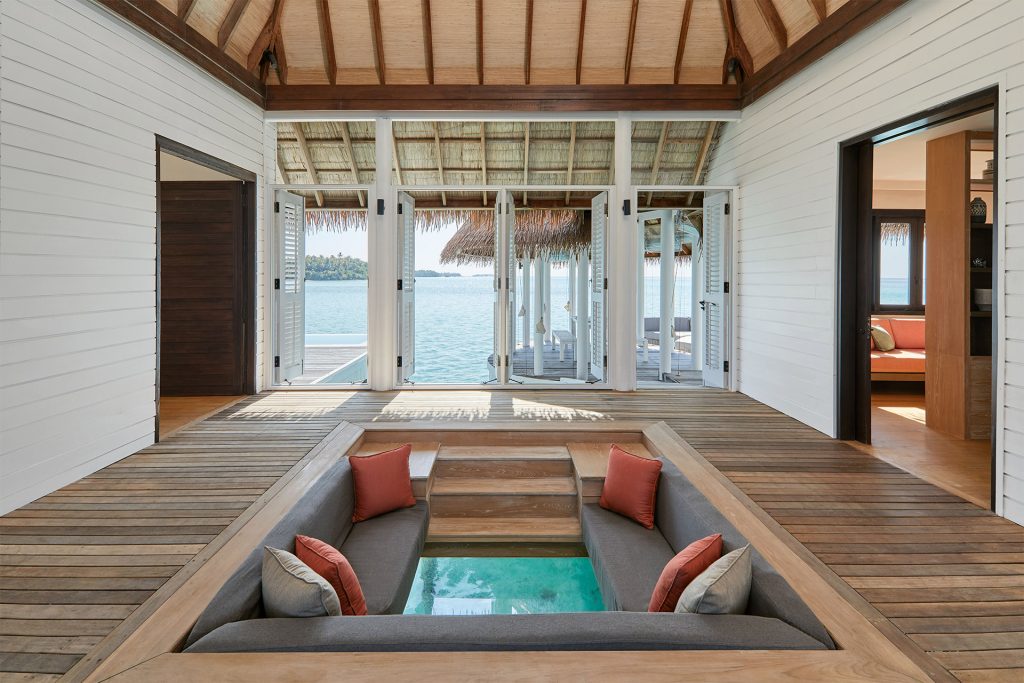 como-maalifushi-atoll-de-thaa-aux-maldives-sejour-de-luxe-en-famille-_0003_2 bedroom Maalifushi Water Villa_Glass Floor