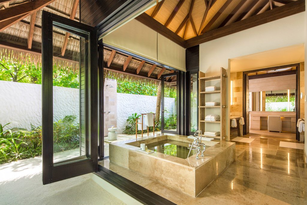 como-maalifushi-atoll-de-thaa-aux-maldives-sejour-de-luxe-en-famille-_0004_Beach_Suite_Bathroom