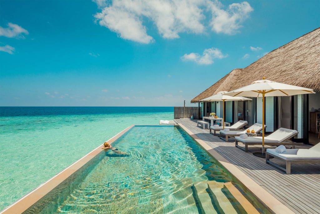 como-maalifushi-atoll-de-thaa-aux-maldives-sejour-de-luxe-en-famille-_0006_Maalifushi_Water_Villa_Pool (1)