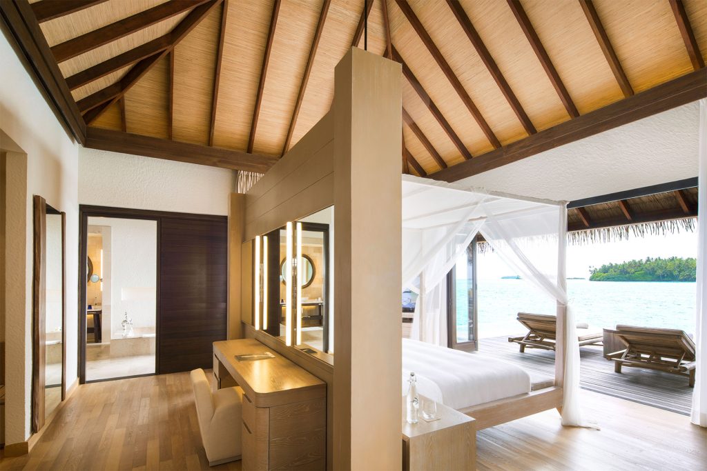 como-maalifushi-atoll-de-thaa-aux-maldives-sejour-de-luxe-en-famille-_0010_Bedroom_Dressing_Water Villa