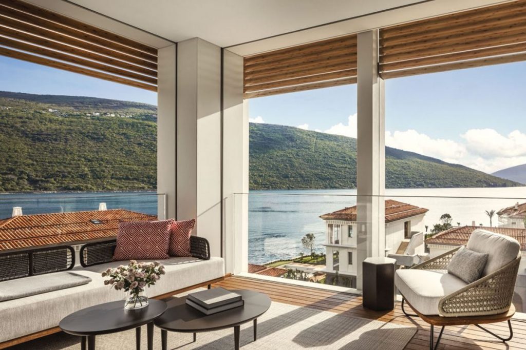 oneonly-portonovi-baie-de-boka-dans-la-ville-historique-de-kotor-montenegro-11