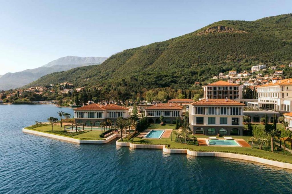 oneonly-portonovi-baie-de-boka-dans-la-ville-historique-de-kotor-montenegro-9