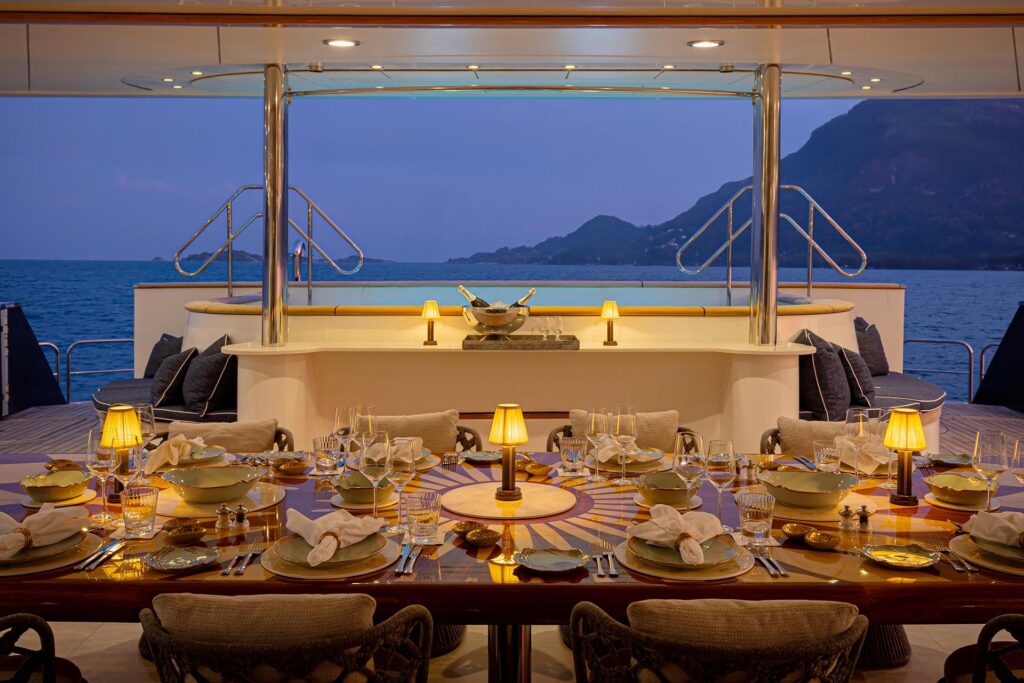 aqua-expeditions-arctic-aux-confins-du-cercle-polaire-arctique-croisiere-en-yacht-de-luxe-1