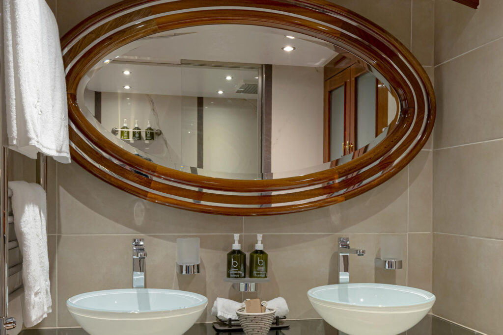 aqua-expeditions-arctic-aux-confins-du-cercle-polaire-arctique-croisiere-en-yacht-de-luxe-12