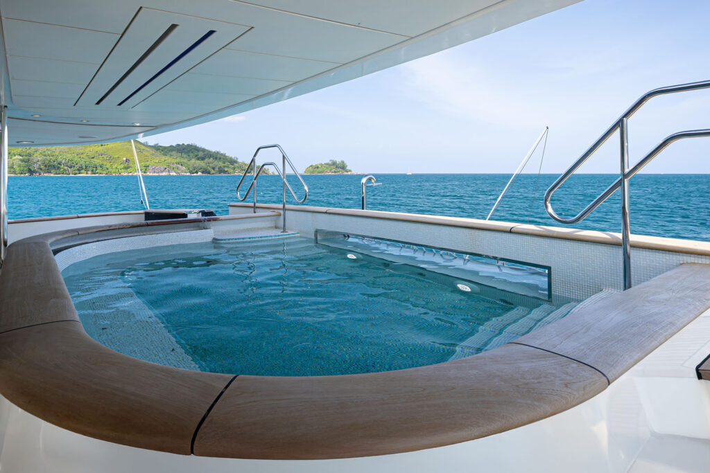 aqua-expeditions-arctic-aux-confins-du-cercle-polaire-arctique-croisiere-en-yacht-de-luxe-17