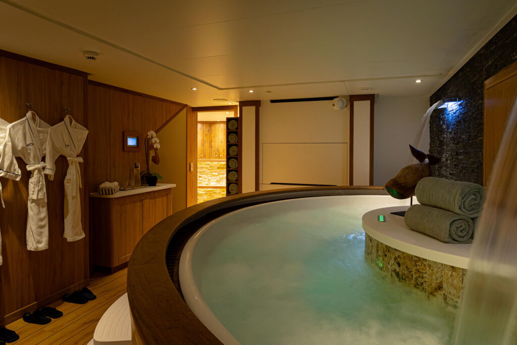 aqua-expeditions-arctic-aux-confins-du-cercle-polaire-arctique-croisiere-en-yacht-de-luxe-19