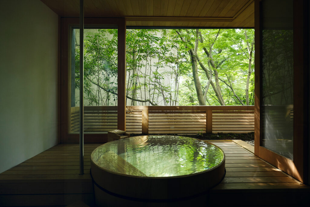 beniya-mukayu-ryokan-et-onsen-sur-les-hauteurs-boisees-de-yamashiro-au-japon-9