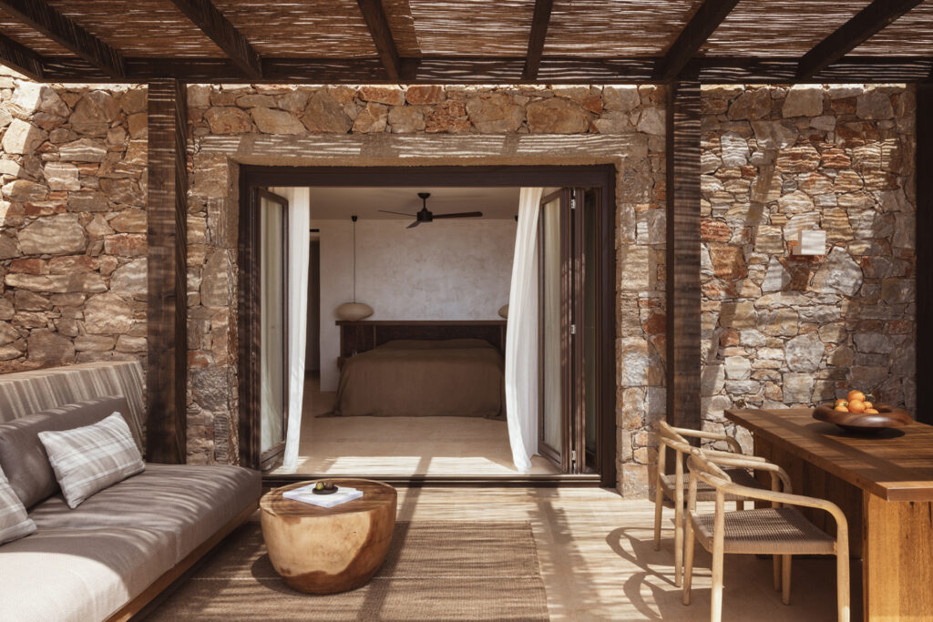 gundari-mer-egee-sur-l-ile-de-folegandros-en-grece-1232