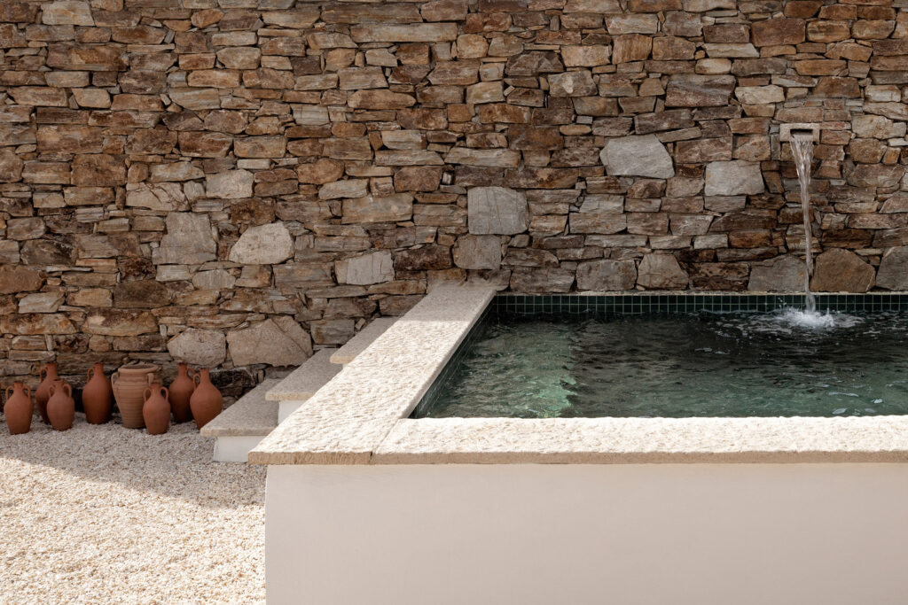 the-rooster-antiparos-baie-de-livadia-grece-7