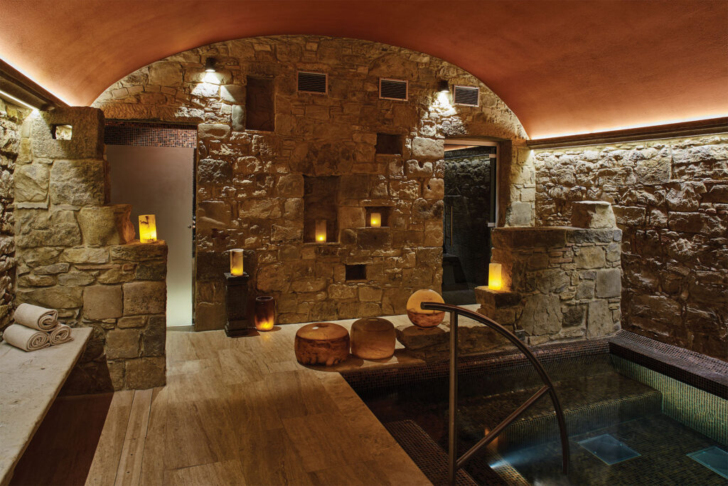 castello-di-casole-belmond-chateau-du-xe-siecle-en-toscane-en-italie-_0001_CDC-SPA-03