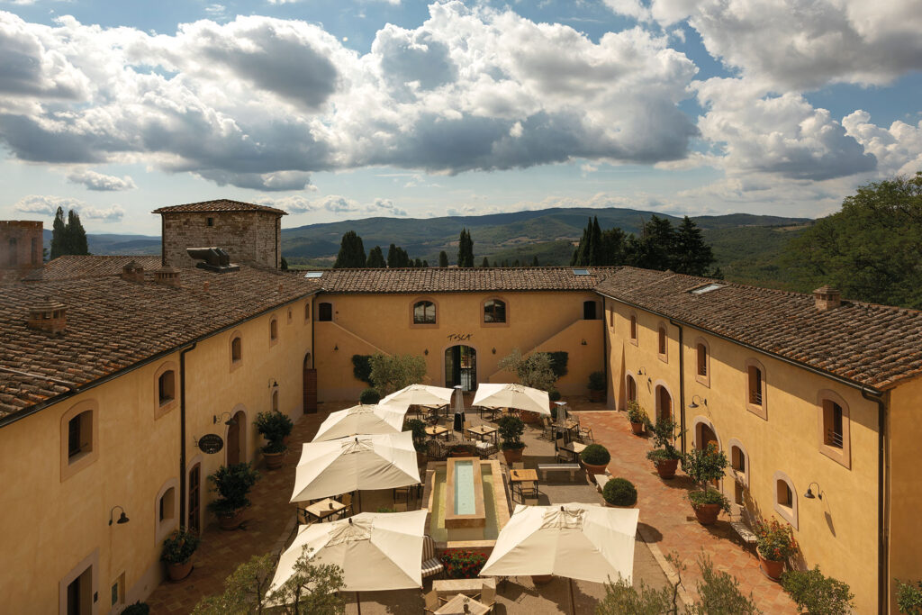 castello-di-casole-belmond-chateau-du-xe-siecle-en-toscane-en-italie-_0004_CDC-EXT-67