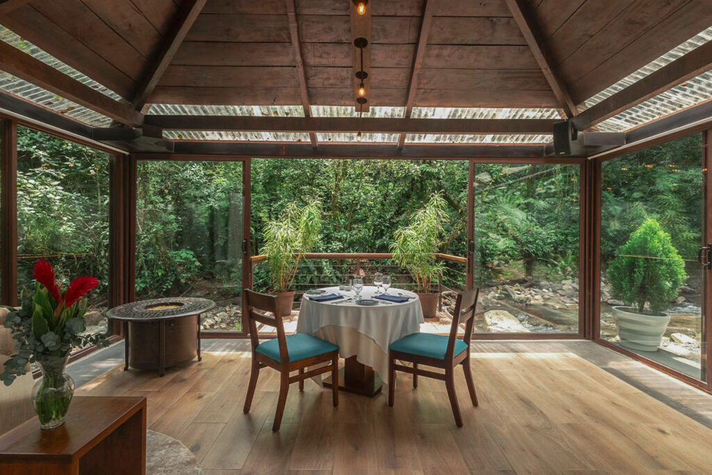 el-silencio-lodge-bajos-del-toro-costa-rica-2-_0001_romantic-dinner-space-ESL-web