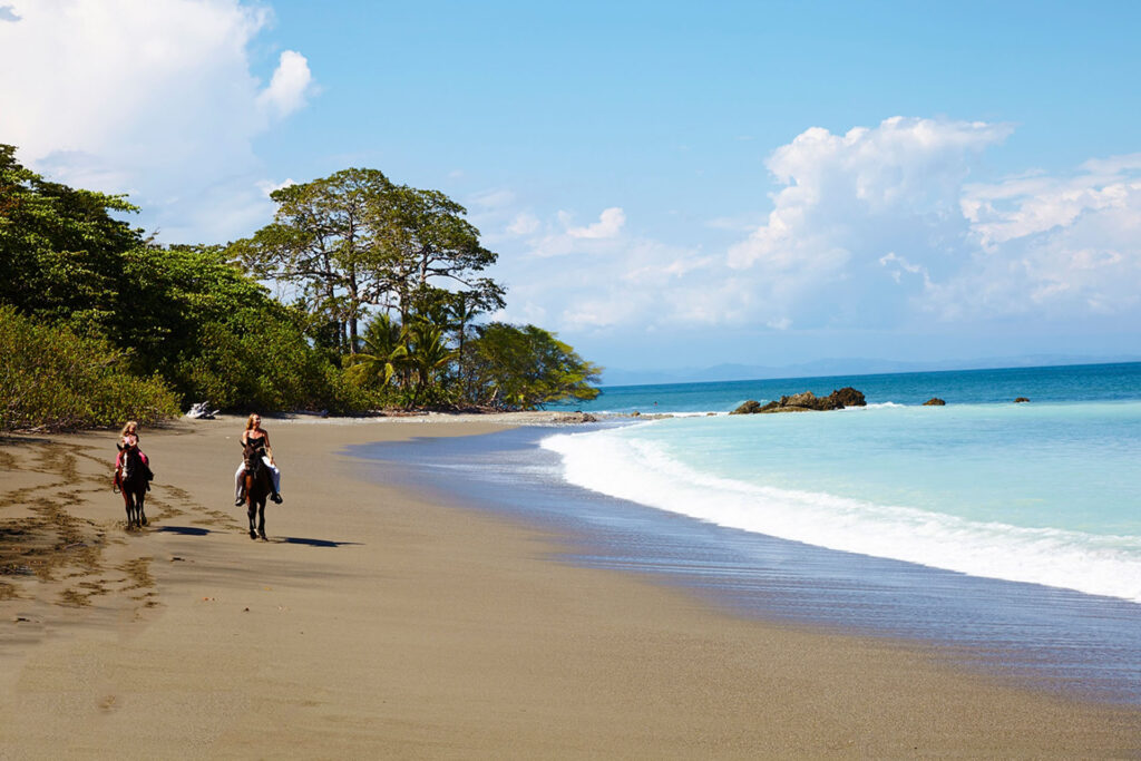 lapas-rio-lodge-peninsule-d-osa-costa-rica-b-_0002_Horseback on the beach