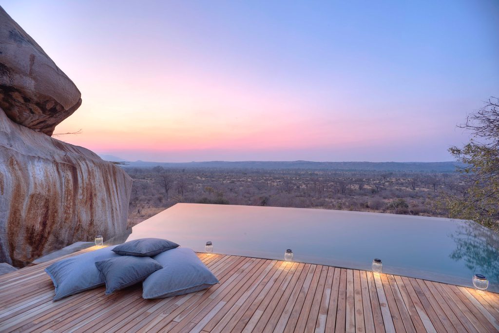 jabali-ridge-parc-national-de-ruaha-en-tanzanie-safari-de-luxe_0002_Dusk at Jabali Infinity Pool