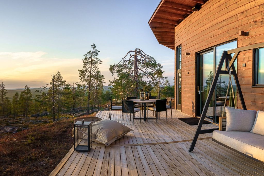 octola-private-wilderness-maison-privee-de-luxe-cercle-polaire-_0001_017OctolaVillaTerraceSummer_Press