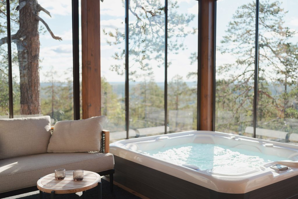 octola-private-wilderness-maison-privee-de-luxe-cercle-polaire-_0007_015OctolaVillaPrivateJacuzziSummer_Press