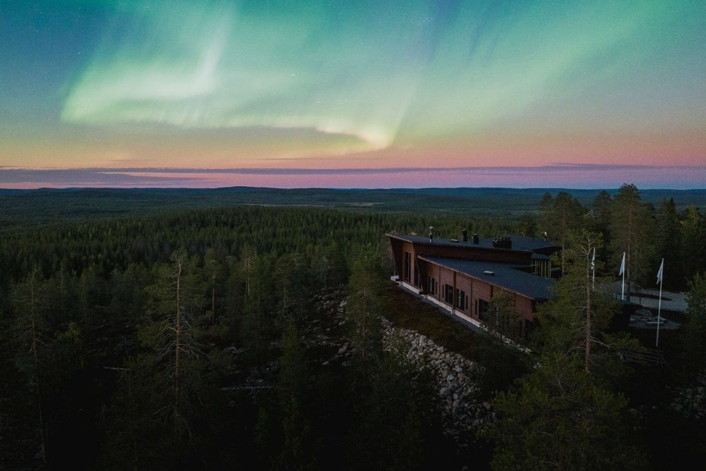 octola-private-wilderness-maison-privee-de-luxe-cercle-polaire-_0008_009OctolaLodgeNorthernLightsAutumn_Press
