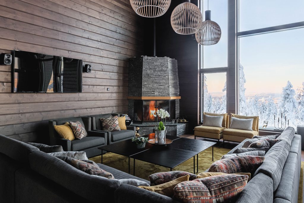 octola-private-wilderness-maison-privee-de-luxe-cercle-polaire-_0009_005OctolaLodgeLoungeFirePlaceWinter_Press