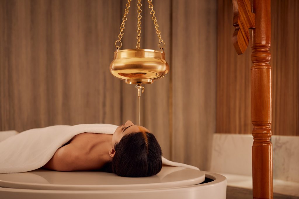 tulah-life-le-nord-du-kerala-en-inde-soins-massages-acupuncture-_0001_Shirodhara - Image shot by Gokull Rao Kadam