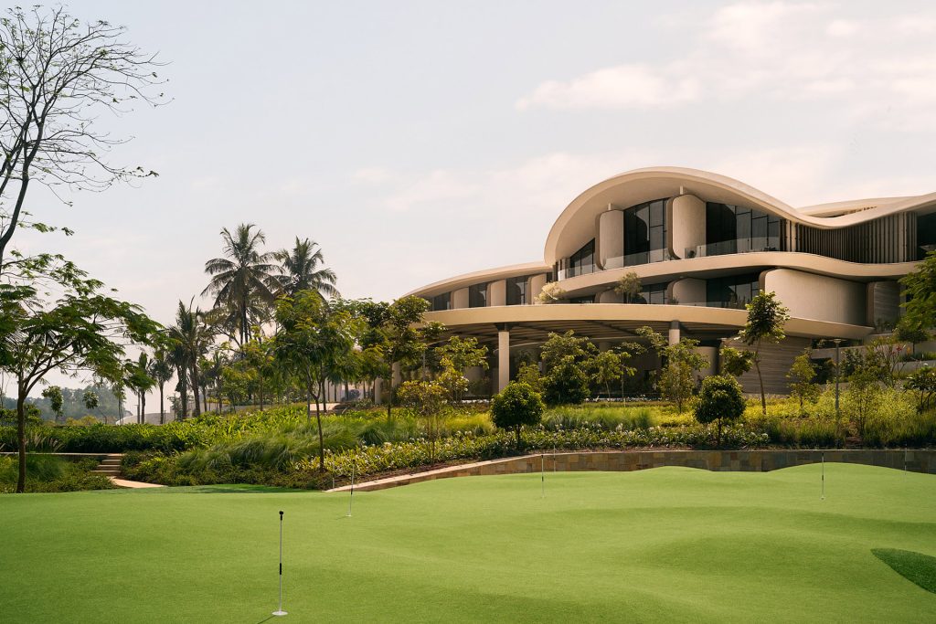 tulah-life-le-nord-du-kerala-en-inde-soins-massages-acupuncture-_0004_Golf course and Facade - Image shot by Gokull Rao